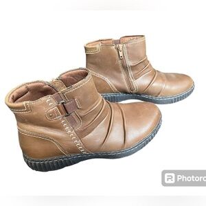 Clarks Brown Zip Up Ankle Boots, Sz 8